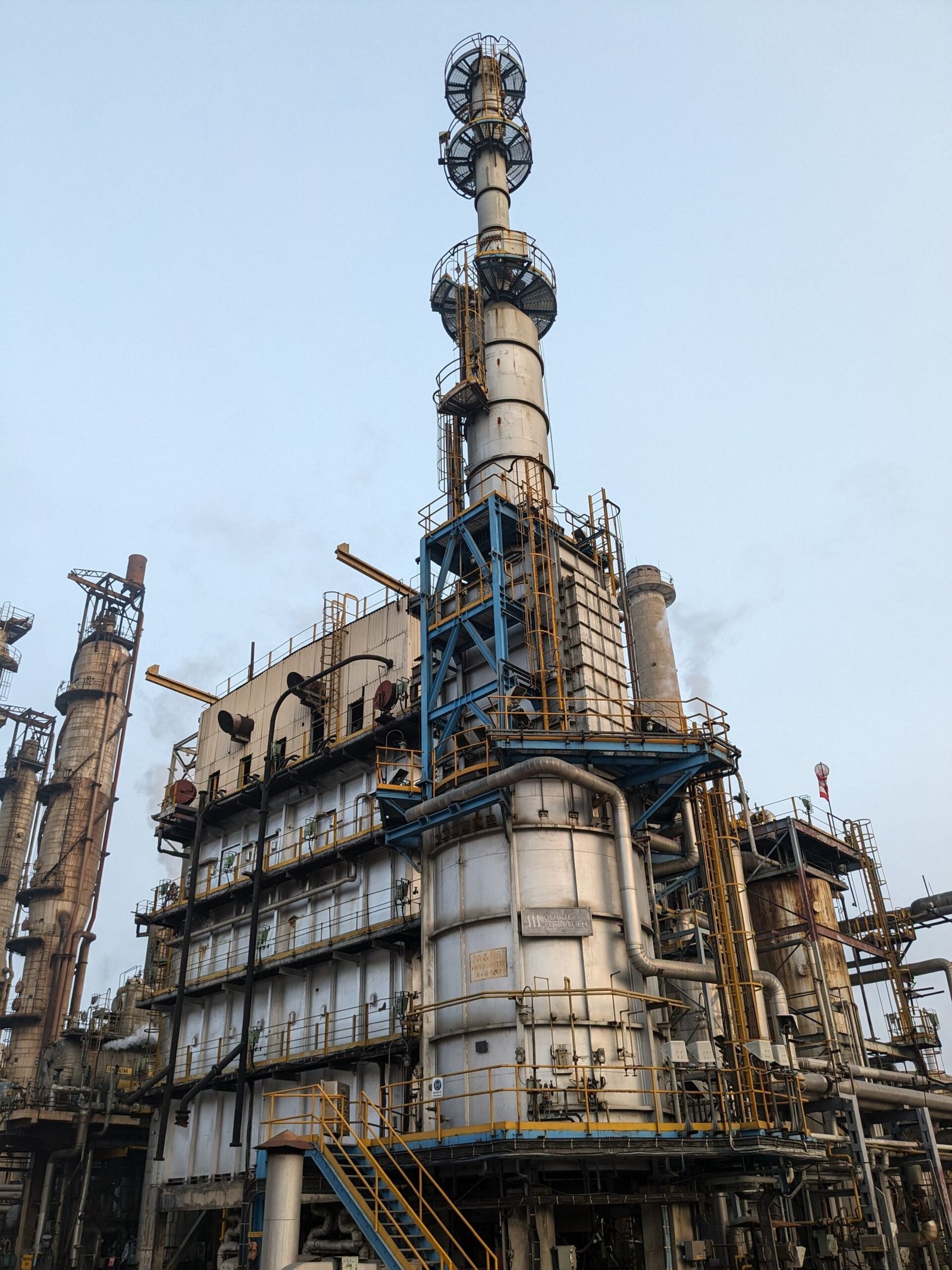 Aramco-compliant equipment rentals for refinery turnarounds & energy sector in Saudi Arabia. Spark-arrested units. Call for fast dispatch!